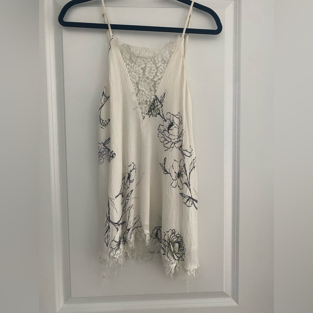 UO Kimchi Blue | White Floral Pattern Top
